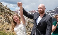 Cặp đôi tổ chức đám cưới trên đỉnh núi gần 4.000 mét
