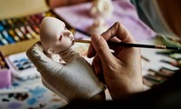 Trào lưu người trẻ Trung Quốc coi búp bê đắt đỏ như con