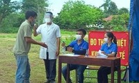 Đoàn thanh niên xã Hòa Phú hỗ trợ người dân khai báo y tế