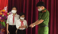 Công an xã Thượng Hóa (Minh Hóa - Quảng Bình) nhận bàn giao số tiền 7 triệu đồng mà hai em học sinh nhặt được.