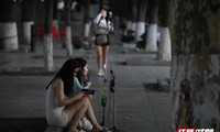 Những cô gái livestream xuyên đêm trên đường phố Trung Quốc