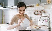 Nhiều người trẻ Trung Quốc chật vật khi phải tự nấu ăn 