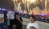Chàng trai cầu hôn bạn gái ngay khoảnh khắc pháo hoa rực sáng trong đêm khai mạc SEA Games 31