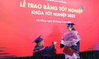 Chàng trai Đà Nẵng bất ngờ cầu hôn bạn gái ngay trong lễ nhận bằng tốt nghiệp 