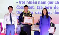 Anh Nguyễn Ngọc Lương, Bí thư TƯ Đoàn (bìa trái) và Bí thư Tỉnh Đoàn Lạng Sơn (bìa phải) trao thưởng cho thanh niên tiên tiến -Ảnh: Duy Chiến 