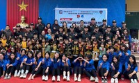 Đoàn thiện nguyện trao quà hỗ trợ cho học sinh vùng cao Mẫu Sơn -Ảnh: Duy Chiến 