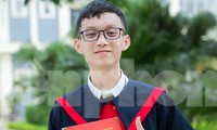Hứa Xuân Thiệu (giữa) vinh dự đứng trong hàng ngũ của Đảng. Ảnh: Duy Chiến 