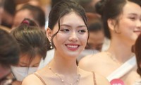 Thí sinh Hoa hậu Việt Nam run khi lần đầu bước lên thảm đỏ