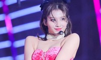 Nữ ca sĩ ngã khuỵu trên sân khấu