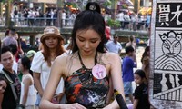 16 sỹ tử Hoa hậu Hong Kong chào bán ăn mặc quần áo bên trên phố Hội An