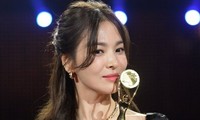 Song Hye Kyo bật khóc khi thắng giải thưởng danh giá