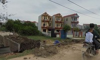 Các công trình xây dựng trên đất nông nghiệp tại thôn Thu Thủy, xã Xuân Thu, Sóc Sơn. Ảnh: Nguyễn Thắng