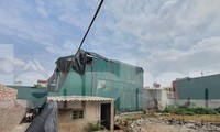Một ngôi nhà đang bịt tôn và xây dựng bên trong