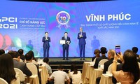 Chủ tịch UBND tỉnh Vĩnh Phúc Lê Duy Thành nhận giấy chứng nhận tỉnh thành có chất lượng điều hành kinh tế xuất sắc năm 2021.