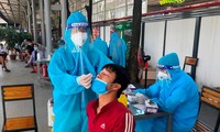 Y tế lấy mẫu làm test nhanh cho tài xế tại bến xe Nước Ngầm. Ảnh: T.Đảng