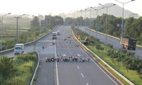 Đường cao tốc về Hà Nội bị ngăn đôi do VEC dựng rào tổ chức lại giao thông thu phí. Ảnh: X.H