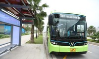 Xe buýt điện lăn bánh thử nghiệm trên đường Hà Nội.