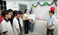 Vẻ đẹp của người thầy giáo công nhân Hoàng Trọng Khánh 13 năm dạy học miễn phí cho trẻ em nghèo 