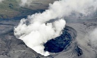 Khói bốc lên từ miệng núi lửa Aso (Ảnh: Reuters)