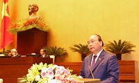 Thủ tướng Chính phủ Nguyễn Xuân Phúc trình bày Báo cáo về tình hình kinh tế - xã hội năm 2018 và kế hoạch phát triển kinh tế - xã hội năm 2019. Ảnh: TTXVN