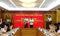 Ông Y Thanh Hà Niê Kđăm, Bí thư Đảng ủy Khối trao Quyết định và chúc mừng ông Phan Công Nam.