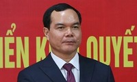 Trưởng Ban Tổ chức T.Ư Phạm Minh Chính trao quyết định cho ông Nguyễn Đình Khang (ảnh D.V)