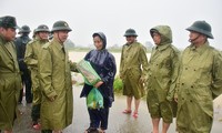 Thiếu tướng Nguyễn Văn Man trao mì tôm cho người dân vùng ngập lụt tại xã Phong Hiền, huyện Phong Điền, tỉnh Thừa Thiên Huế ngày 11/10/2020