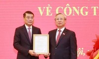 Thường trực Ban Bí thư Trần Quốc Vượng trao quyết định cho ông Lê Minh Hưng (Ảnh: TTXVN)