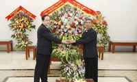Ông Trần Thanh Mẫn tặng hoa chúc mừng Tòa Giám mục Giáo phận Phát Diệm.