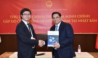 Sinh viên Nguyễn Đức Anh tặng Thủ tướng cuốn sách về KHCN Nhật Bản. Ảnh Nhật Minh