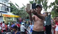 Chen chân livestream, chụp ảnh câu like khi công an khám xét nhà Phúc XO 