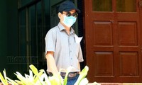 Ông Nguyễn Hữu Linh đến trụ sở TAND Q.4 để nhận các quyệt định triệu tập. (Ảnh: Thanh Niên)
