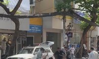 Hai nhóm người cầm hung khí &apos;huyết chiến&apos; giữa phố Sài Gòn