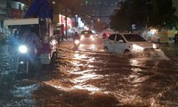 Mưa trắng trời, nhiều tuyến đường Sài Gòn ngập nặng