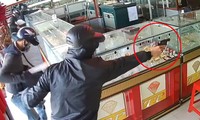 Hai tên cướp có súng xông vào tiệm vàng trên đường Trần Văn Mười cướp tài sản đã bị bắt. Ảnh cắt từ clip