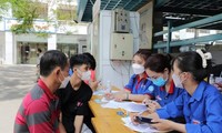 &apos;Đội hình áo xanh&apos; hỗ trợ tân sinh viên nhập học