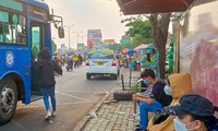 Giá xăng tăng, bạn trẻ tìm cách tiết chế chi tiêu
