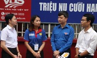 Chủ tịch T.Ư Hội Sinh viên Việt Nam thăm các đội hình &apos;Tiếp sức mùa thi&apos; tại TP. HCM