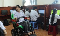 &apos;Thầy giáo xe lăn&apos; truyền cảm hứng cho nhiều bạn trẻ