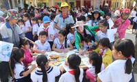 Sinh viên áo xanh mang niềm vui đến cho đồng bào dân tộc thiểu số tại Bình Phước