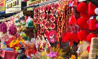 Nhộn nhịp phố bán đồ trang trí Tết lớn nhất Sài Gòn
