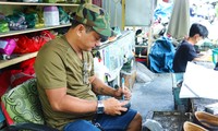 Người đàn ông sửa giầy miễn phí cho sinh viên, người lao động nghèo ở Sài Gòn