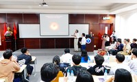 Sinh viên được nghe kiến thức về lỗ đen và Vũ trụ học từ giáo sư quốc tế đầu ngành 