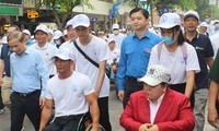 Bí thư T.Ư Đoàn Nguyễn Minh Triết cùng đi bộ, đồng hành với người khuyết tật