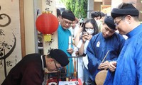 Bạn trẻ thích thú tìm hiểu Việt phục trong Ngày hội ‘Tóc xanh Vạt áo&apos;