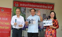 Cựu cán bộ Đoàn trao tặng những kỷ vật của một thời tuổi trẻ hào hùng