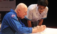 Sinh viên TP. HCM nghe cựu phi hành gia NASA kể về cuộc sống ngoài không gian