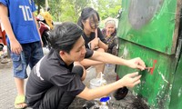 Cặp đôi 9X ‘vẽ hạnh phúc’ cho những người bán hàng rong