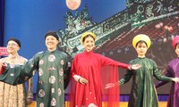 Hoa hậu môi trường thế giới Nguyễn Thanh Hà trình diễn áo dài tại chương trình giao lưu văn hóa 