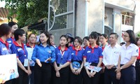 T.Ư Đoàn thăm và tặng quà đội hình &apos;Tiếp sức mùa thi&apos; tại TP. HCM